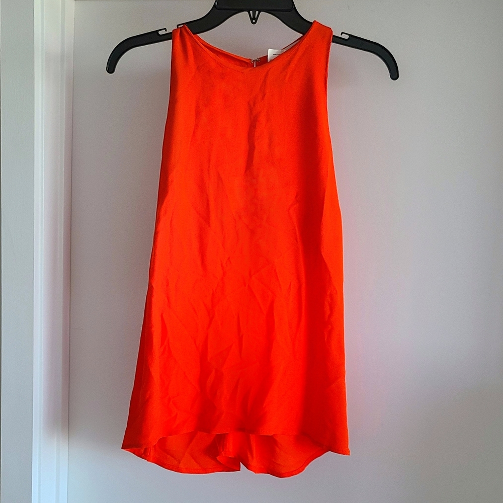 Twist back crew neck sleeveless tank top